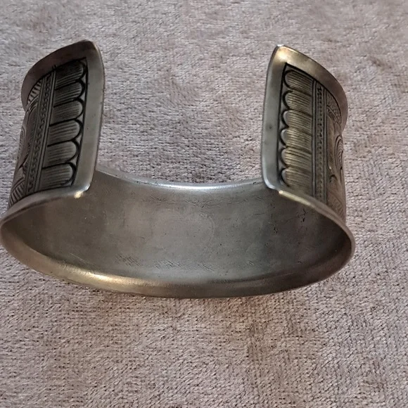 Vintage Etched Heart Cuff Bracelet Boho Cottagecore Native - Picture 3 of 4